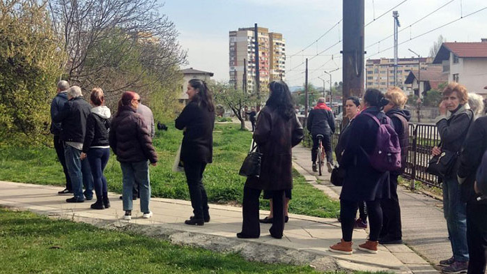 Дълги опашки пред пощите за пенсии и добавки