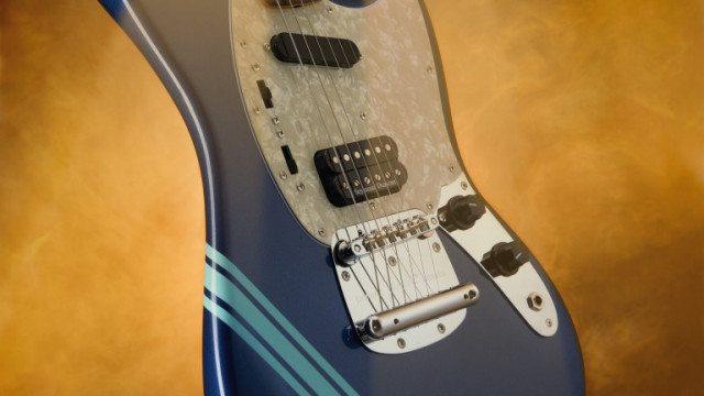 Култовата синя китара на Кърт Кобейн от музикално видео от
