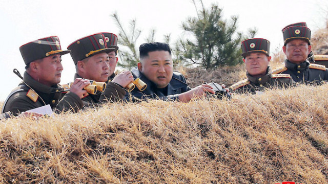 Севернокорейският лидер Ким Чен Ун ръководи тестовото изстрелване на нова