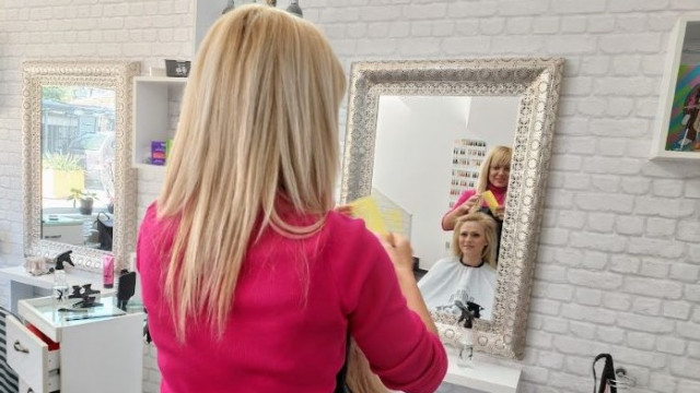 Много хора се научиха да живеят без маникюр и прическа