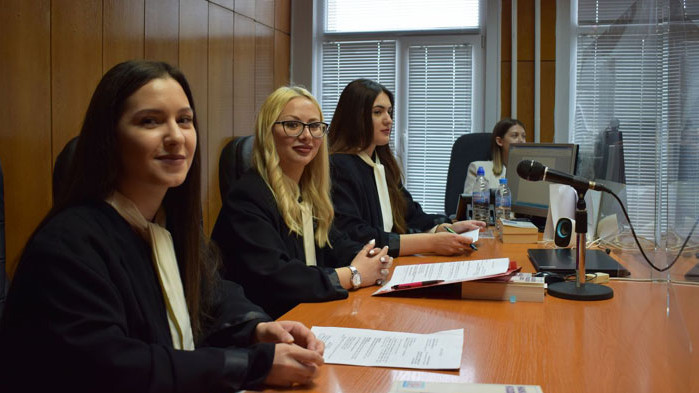 10 г. ефективна присъда за опит за убийство постановиха студенти от ВСУ в симулиран съдебен процес