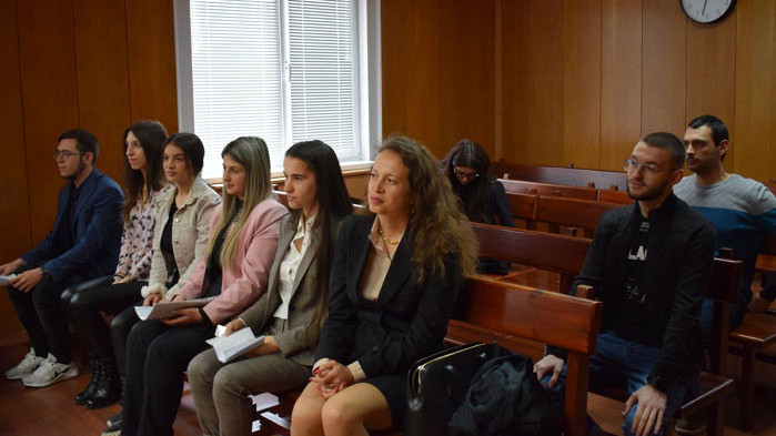 10 г. ефективна присъда за опит за убийство постановиха студенти от ВСУ в симулиран съдебен процес