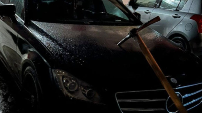 Забиха кирка в колата на председателя на групата на Възраждане