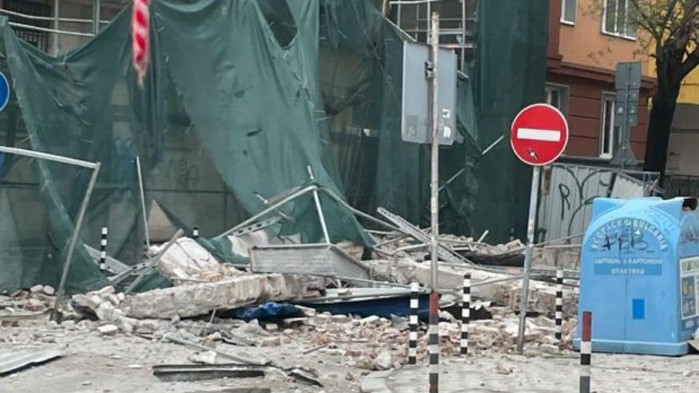 Фасада на сграда се срути върху улица Асен Златаров“ в