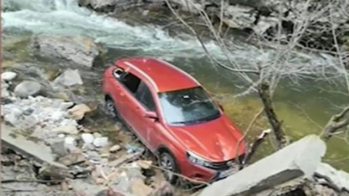 Кола пропадна край село Ягодина, жителите излизат на протест (СНИМКИ)