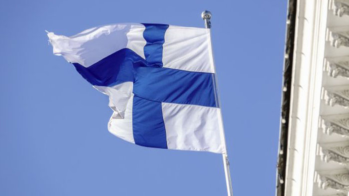 През следващите седмици Финландия подава молба за членство в НАТО