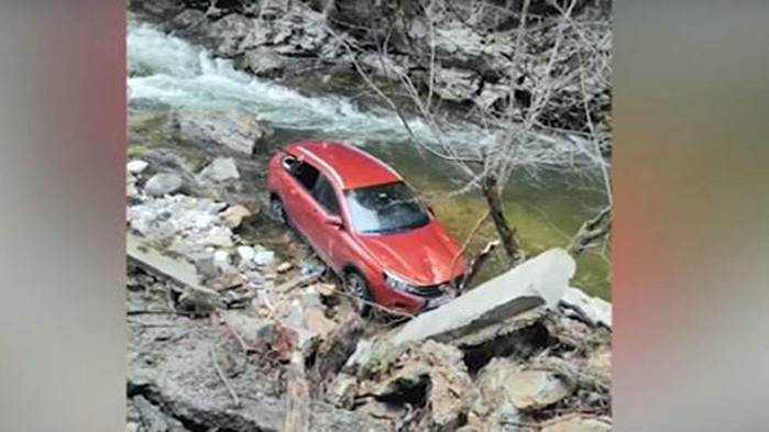 Лек автомобил пропадна в река на пътя за село Ягодина ,съобщава