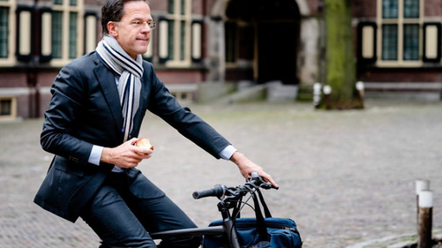 Лидер за пример холандският премиер Марк Рюте отива на работа