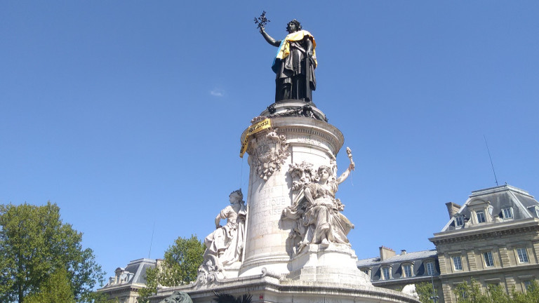 Площадът на Републиката в Париж също стана символ на солидарността