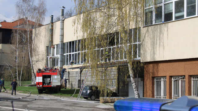 Пламна част от бившия телефонен завод в Банско  съобщава БГНЕС Пожарът