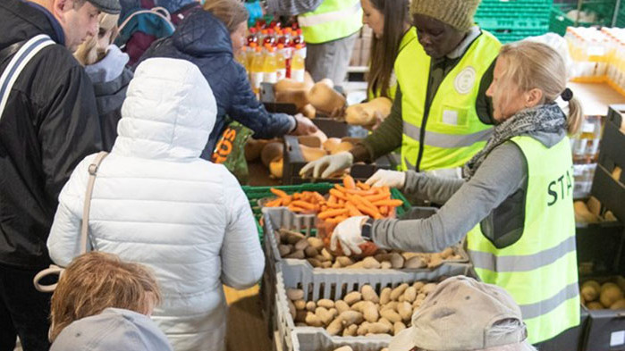Украински бежанци се редят на опашки за храна в центъра на Цюрих