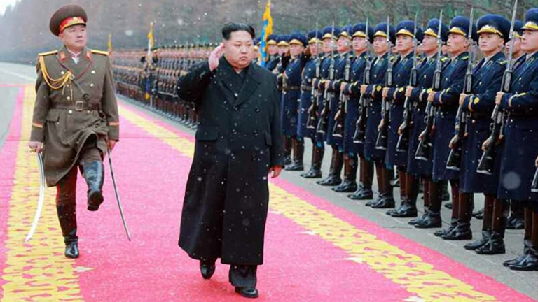 КНДР показва "непобедимата си сила" на мащабен военен парад