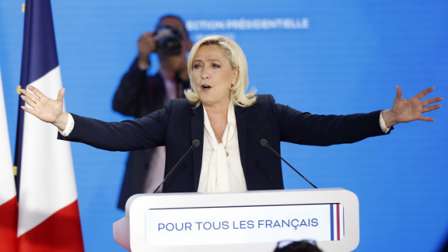 Френският крайнодесен лидер Марин льо Пен приветства резултата си на президентските