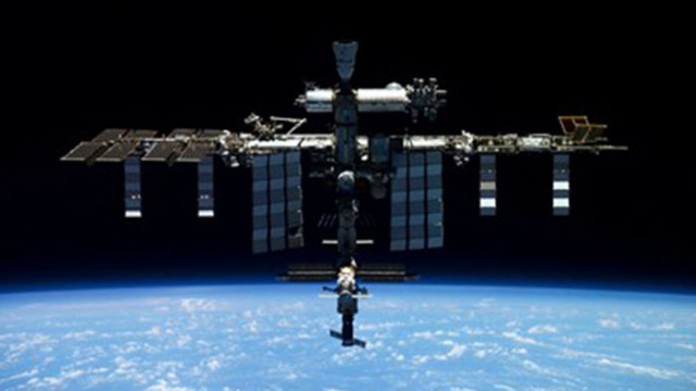 Първият екип астронавти съставен изцяло от космически туристи на борда