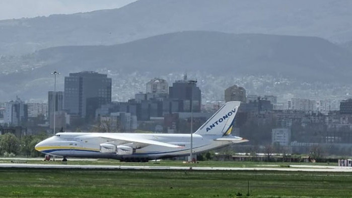 Украински самолет Антонов Ан-124 кацна до правителствения ВИП на Летище София