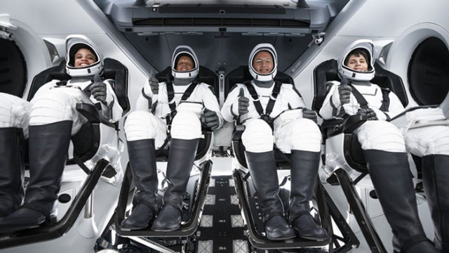 Екипажът на първия частен полет до МКС се завърна успешно на Земята (ВИДЕО, СНИМКИ)