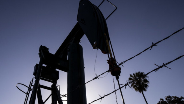 Цените на петрола се понижават рязко по време на търговията в понеделник