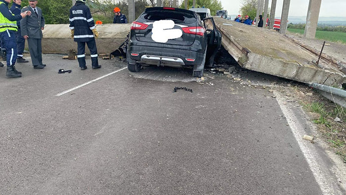Тежък инцидент в Девня: Мостово съоръжение падна върху автомобил, двама пострадаха