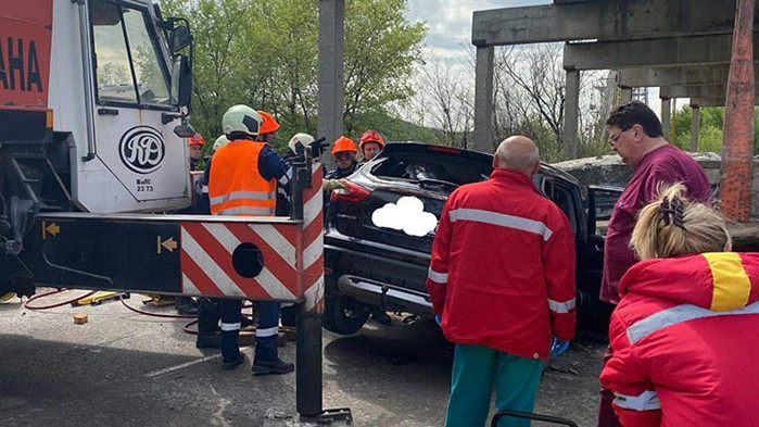 Тежък инцидент в Девня: Мостово съоръжение падна върху автомобил, двама пострадаха