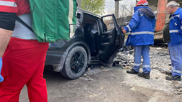 Тежък инцидент в Девня: Мостово съоръжение падна върху автомобил, двама пострадаха