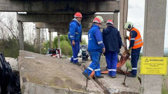 Тежък инцидент в Девня: Мостово съоръжение падна върху автомобил, двама пострадаха