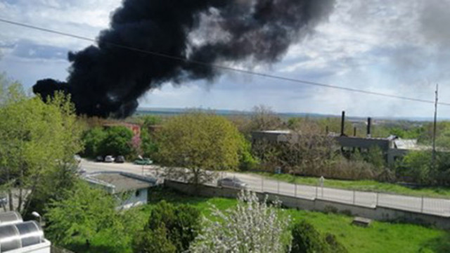 Дестилатор за отпадни химикали се запали днес по обяд в