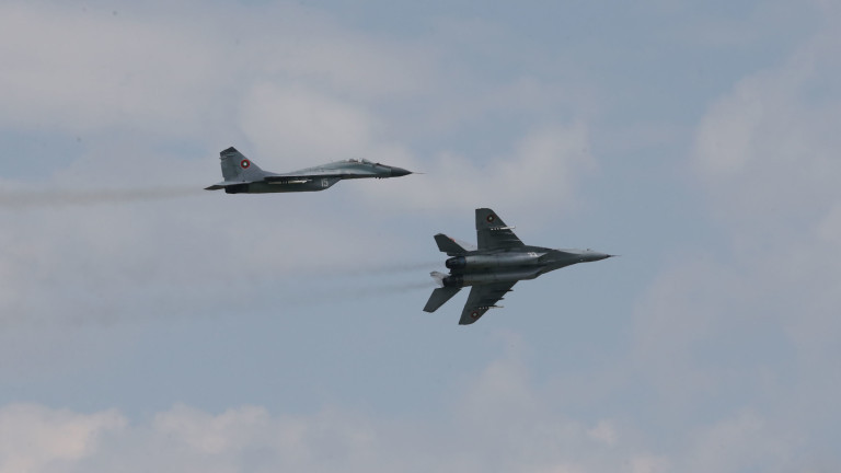 Дежурните изтребители МиГ-29 от авиобаза Граф Игнатиево са излетели в