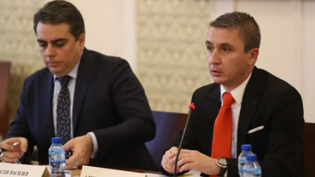 Вицепремиерът Асен Василев и министърът на енергетика Александър Николов отиват