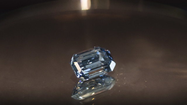 Продадоха на търг най големия син диамант в света за 57 5