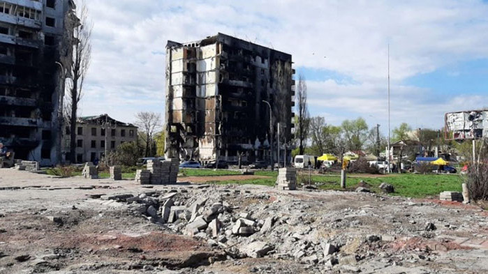 Частично разрушена 25-етажна жилищна сграда 10 са пострадалите при руски
