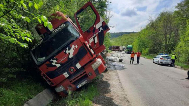 Катастрофа между четири тежкотоварни автомобила затрудни движението през Ришки проход