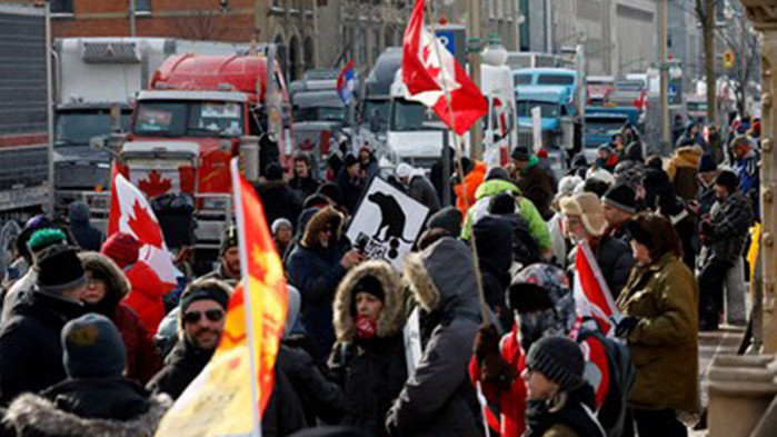 Полицаи с каски и щитове извършиха няколко ареста в канадската