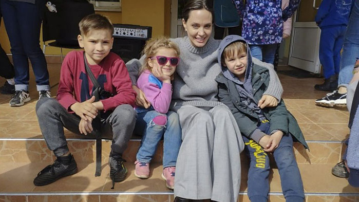 Сирени пратих Анджелина Джоли да се скрие в бомбоубежище в Лвов (ВИДЕО)