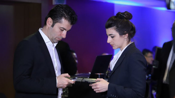 Идеята на премиера всички в партията да последват примера му