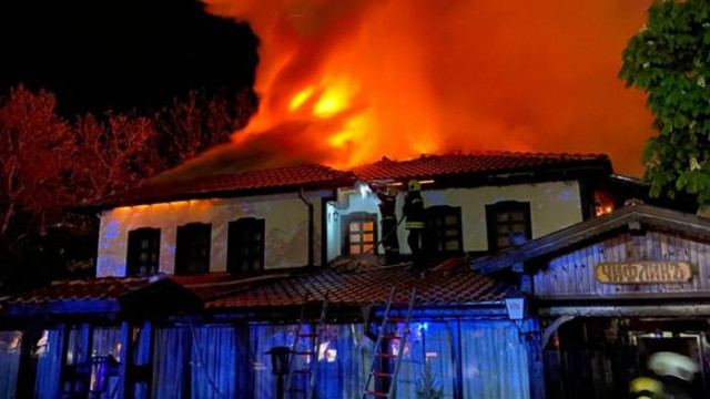 Хотелски комплекс в старинната част на Казанлък изгоря предава Нова