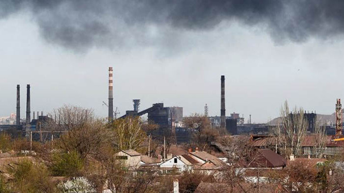 Десетки цивилни бяха евакуирани от бункерите в завода Азовстал“ в