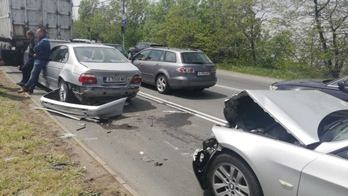 Пиян шофьор на автомобил предизвика верижна катастрофа в Бургас, малко