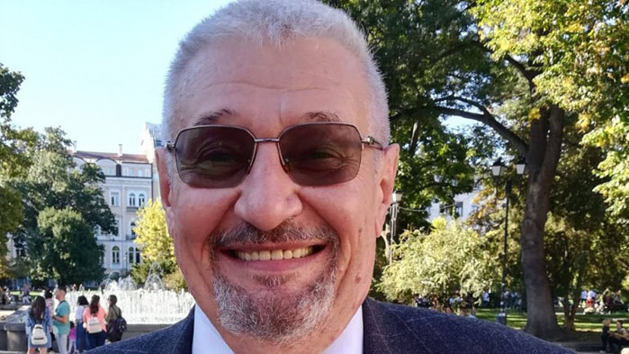 От Фейсбук профила на опитния дипломат Петър Воденски Макар и