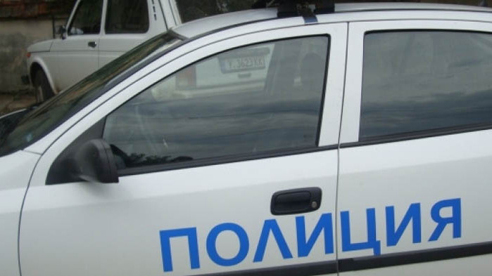 Полицията все още опитва да изведе софиянеца, барикадирал се в дома си