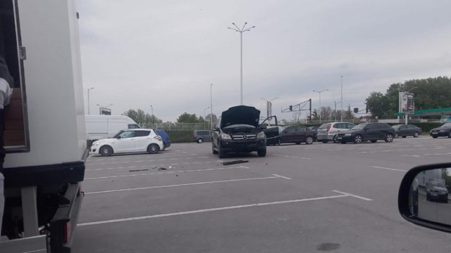 Украински бежанец без Гражданска отговорност удари българско Сузуки на паркинга