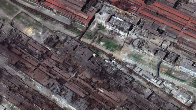 Руската армия щурмува Азовстал и се опитват да проникнат на