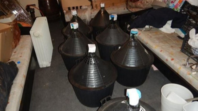 350 литра нелегален алкохол намерен в склад на хотел в Говедарци