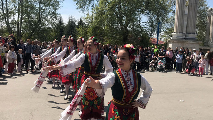 Youth Street Varna – Positive – ЦВЕТНО МИ Е! зареди Варна с ритъм и красота