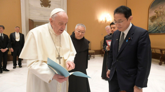 Японският премиер Фумио Кишида и папа Франциск се договориха в