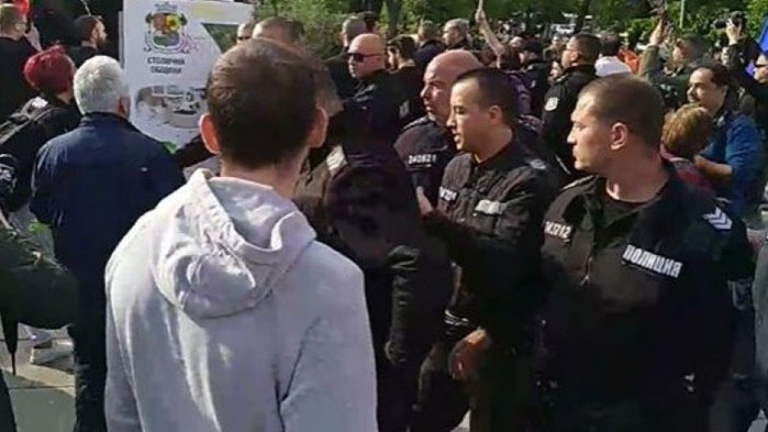 Напрежение пред МОЧА, след като две групи се срещнаха пред