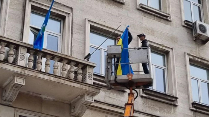 "Възраждане" махна украинския флаг от Столична община, общината го върна на фасадата