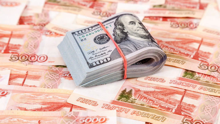 Руската рубла за кратко достигна най-високото си ниво спрямо щатския