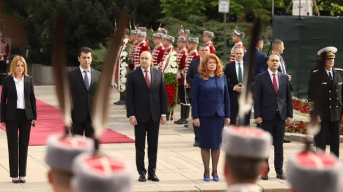 Осветиха бойните знамена и знамената светини на армията (СНИМКИ)