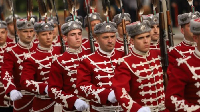 Осветиха бойните знамена и знамената светини на армията (СНИМКИ)