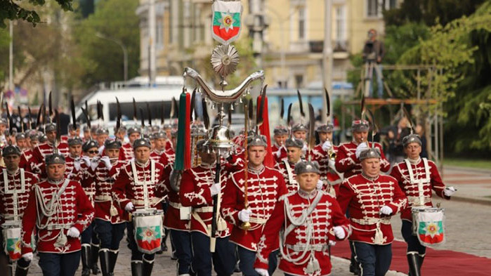 Осветиха бойните знамена и знамената светини на армията (СНИМКИ)